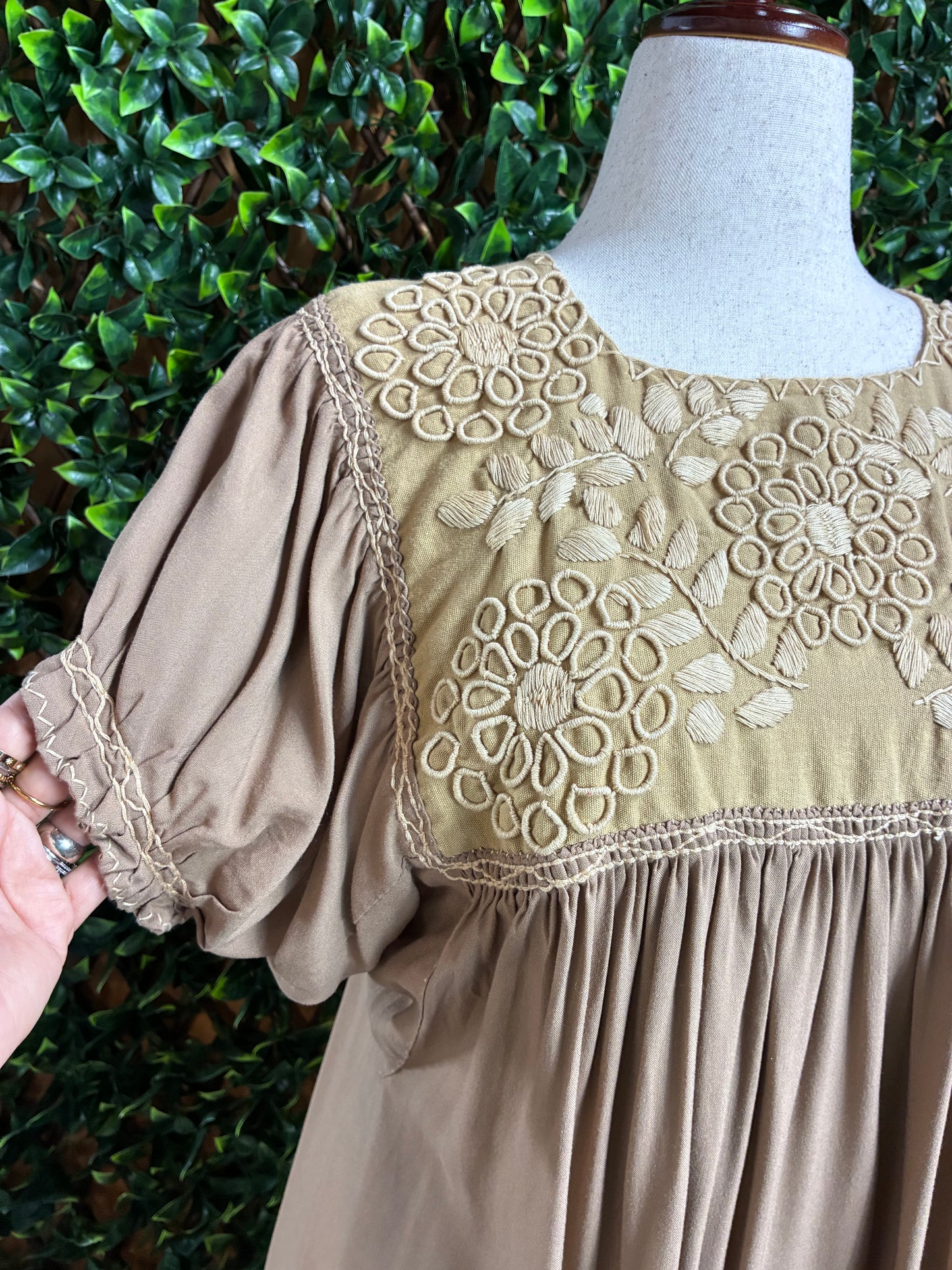 Blusa Artesanal Bordado Rococo manga corta