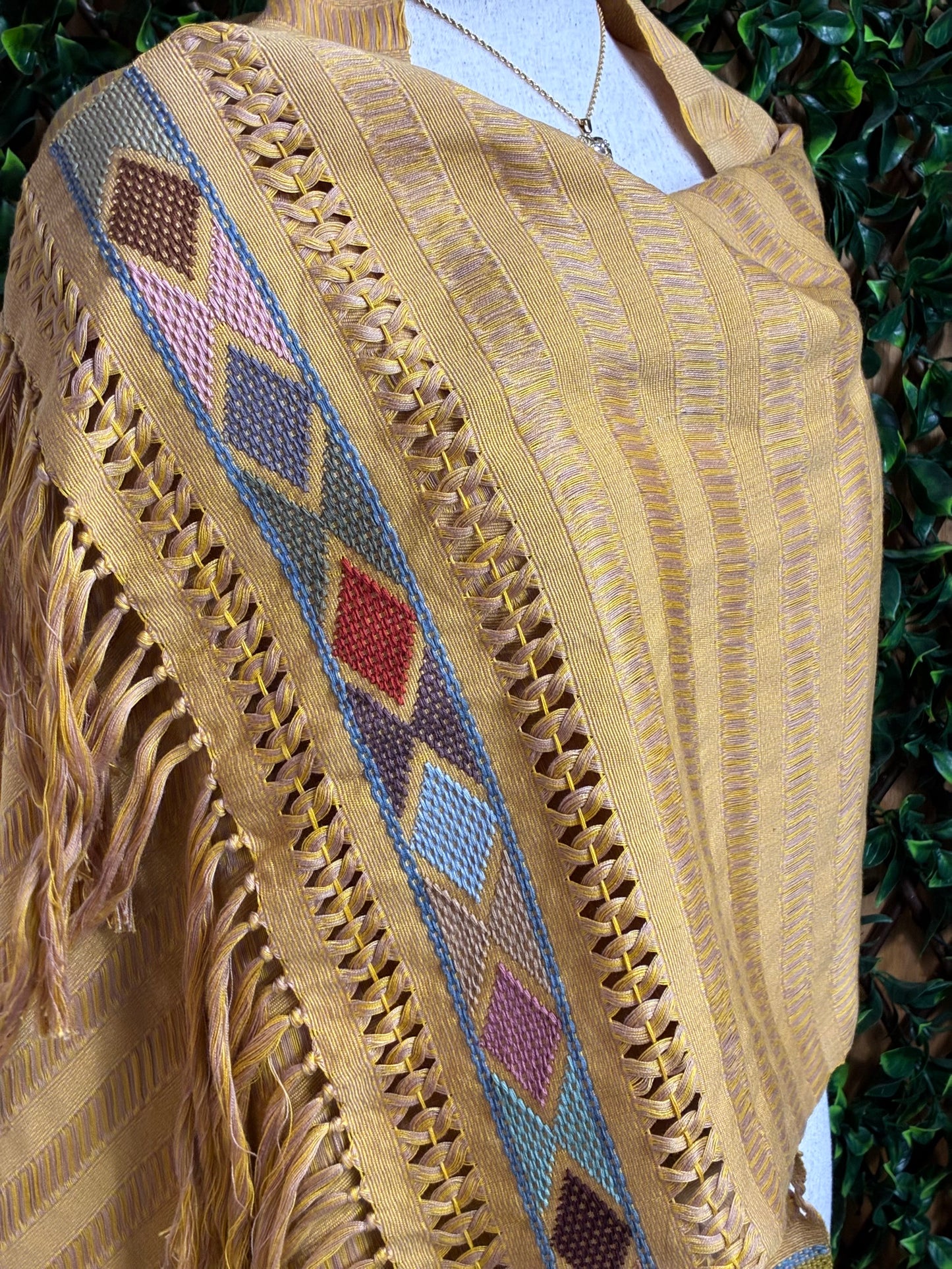 Rebozo Artesanal de Telar de Cintura - Dorado con Detalles Multicolor