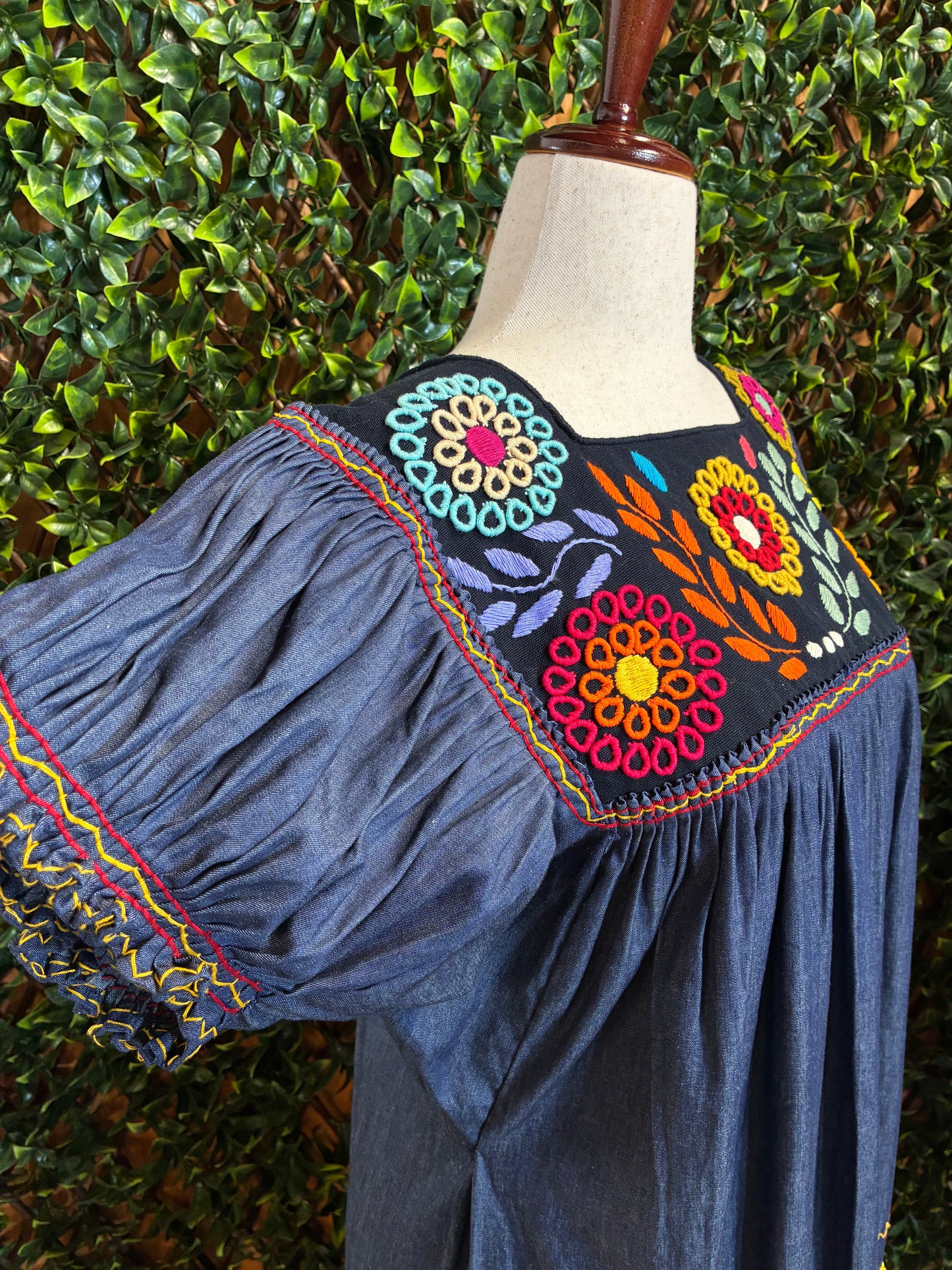 Vestido de Mezclilla con Bordado Rococo