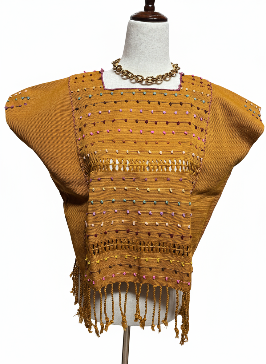 Blusa Telar de Nudito Color Mostaza con fondo blanco