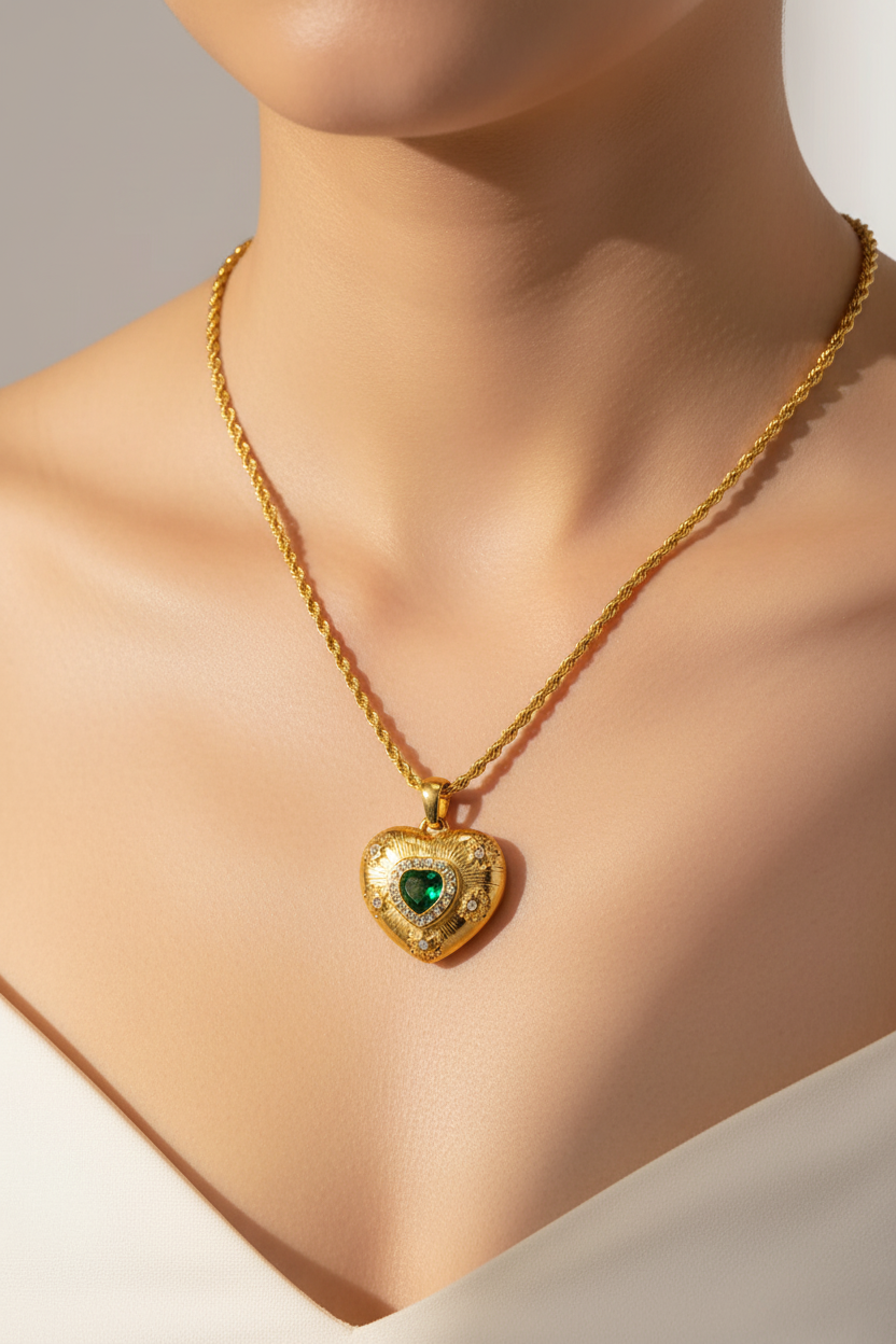Collar de corazón dorado con piedra verde puesto