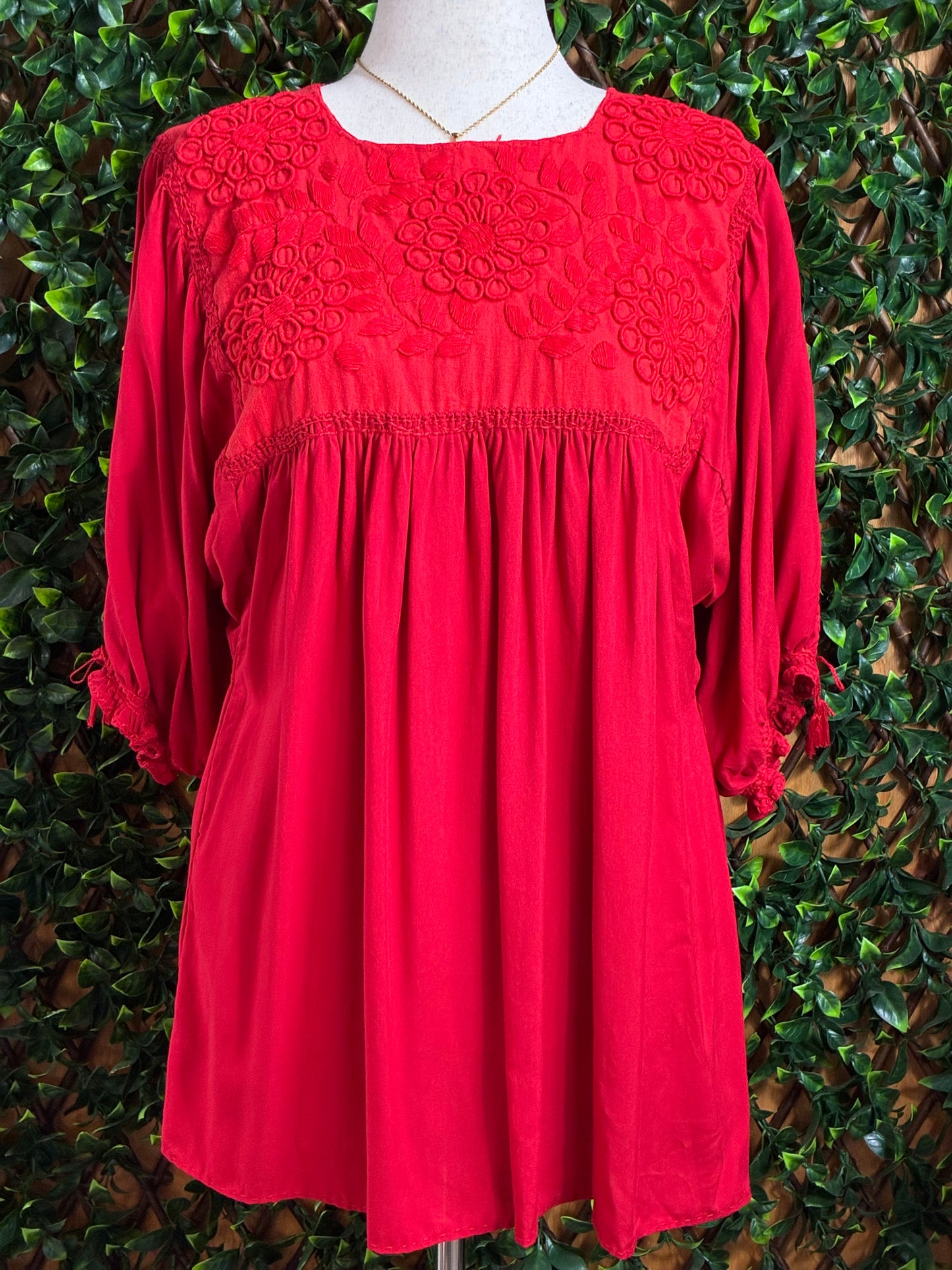 Blusa Artesanal con Bordado Rococó - Roja Manga Globo 3/4