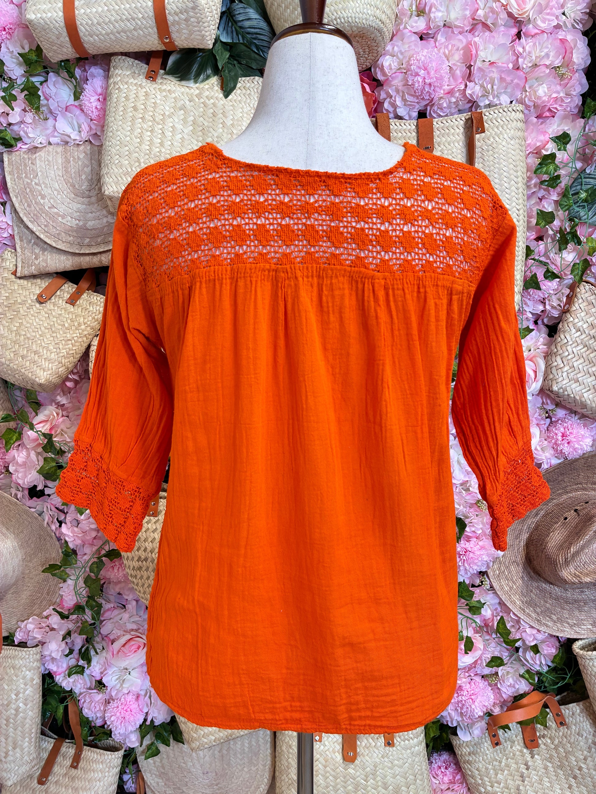 Blusa manta corrugada naranja teñido natural manga 3/4 con bordado en cuello y puños