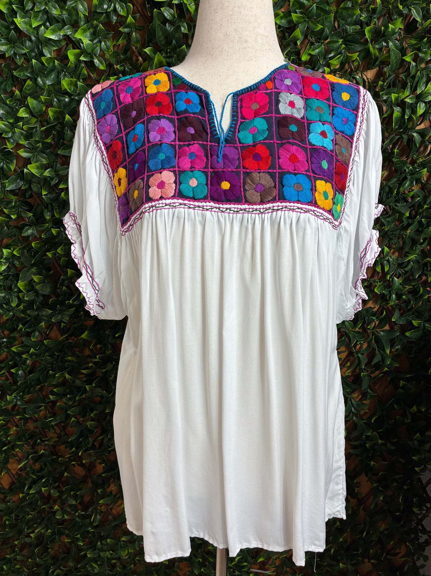 Blusa Bordada Artesanal Blanca con Flor en Mosaicos - Manga Globito