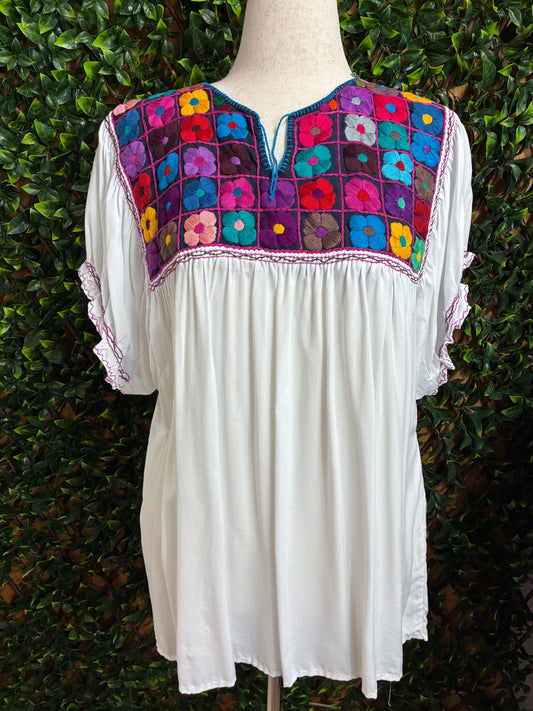 Blusa Bordada Artesanal Blanca con Flor en Mosaicos - Manga Globito