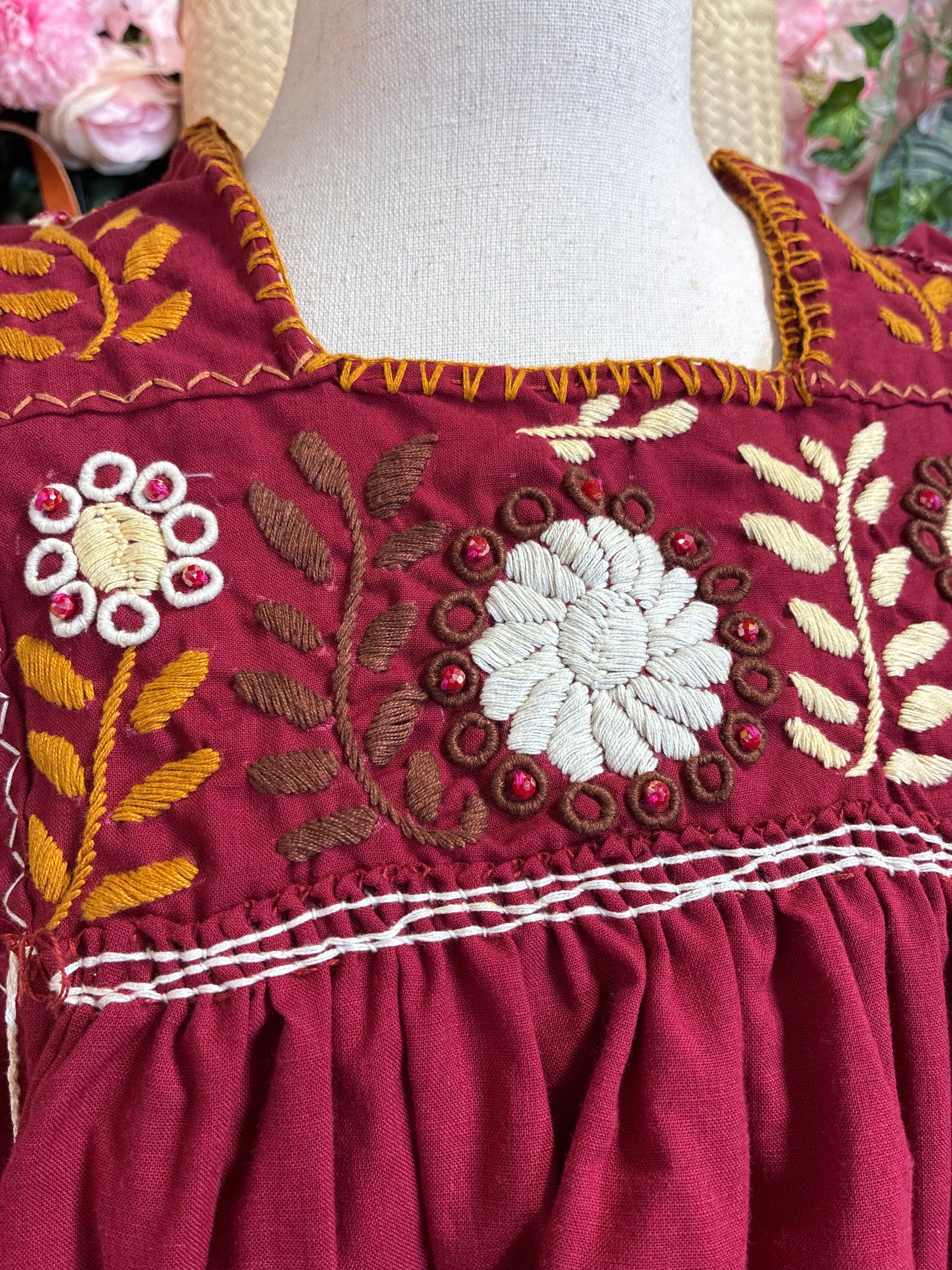 Blusa de lino desligado color guinda con bordado rococó floral y cristales, vista frontal