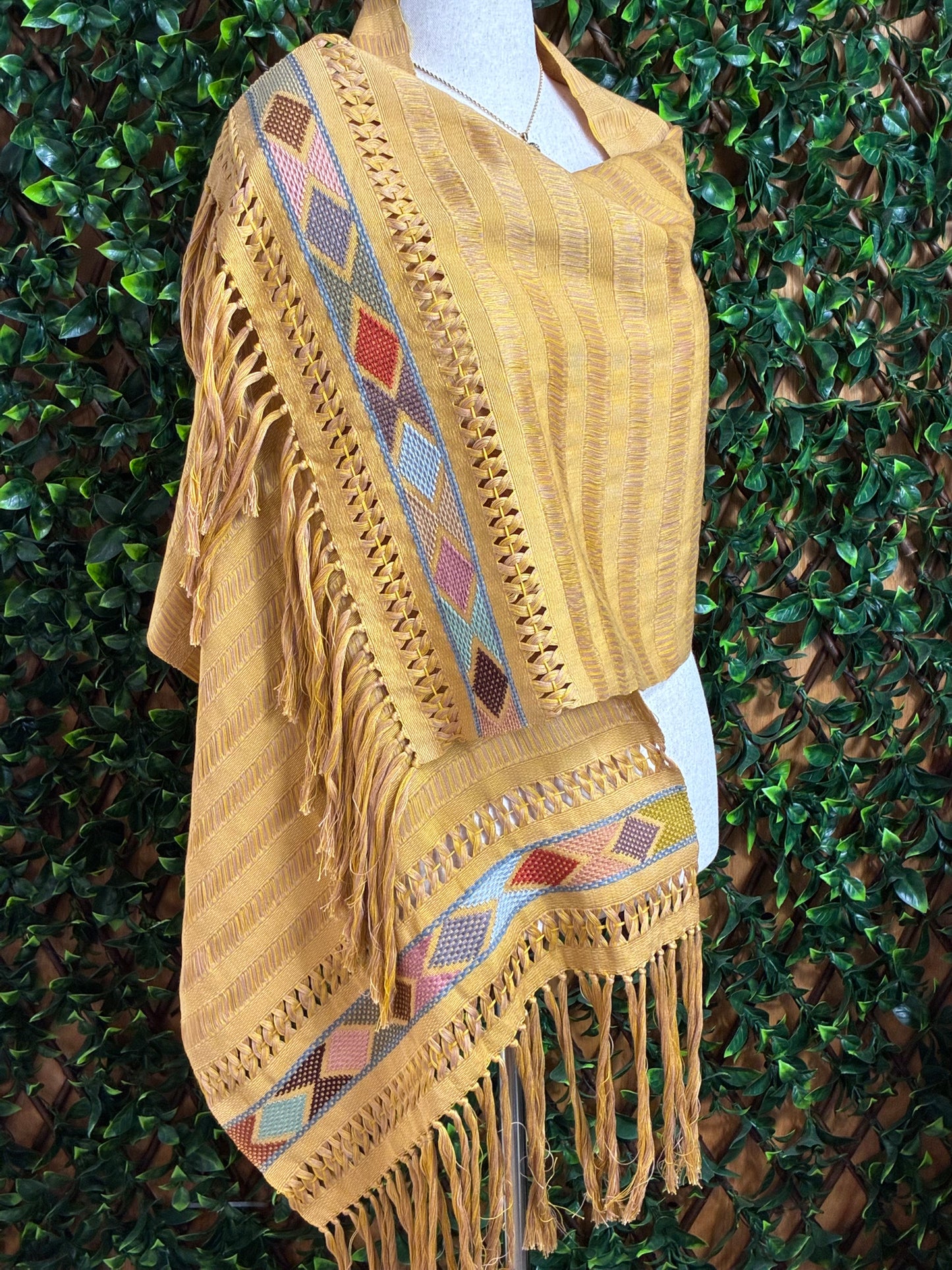 Rebozo Artesanal de Telar de Cintura - Dorado con Detalles Multicolor