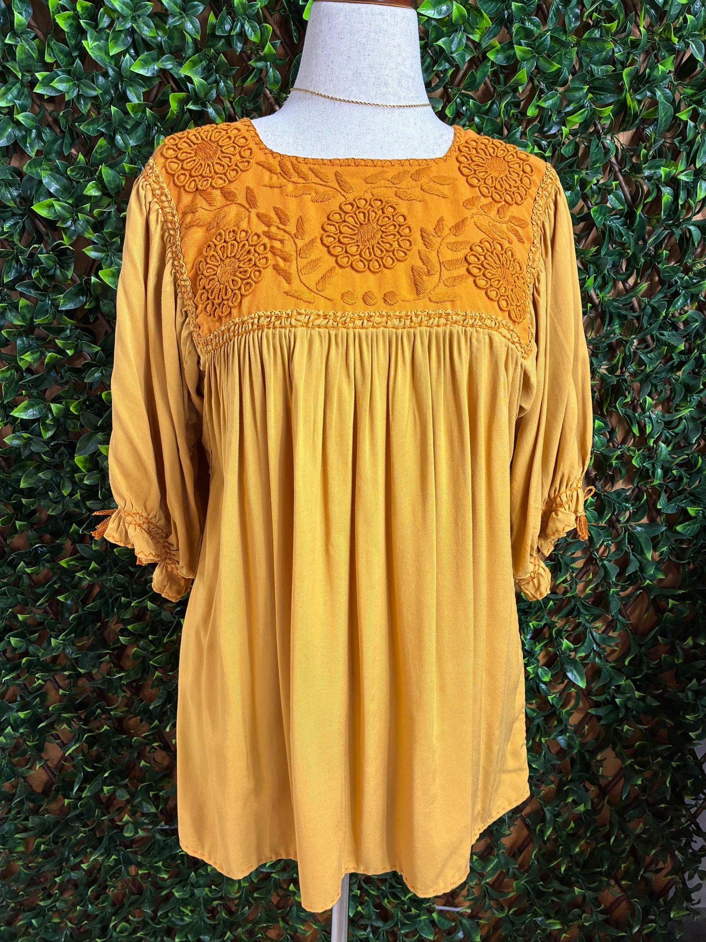 Blusa Artesanal con Bordado Rococó - Mostaza Manga Globo 3/4