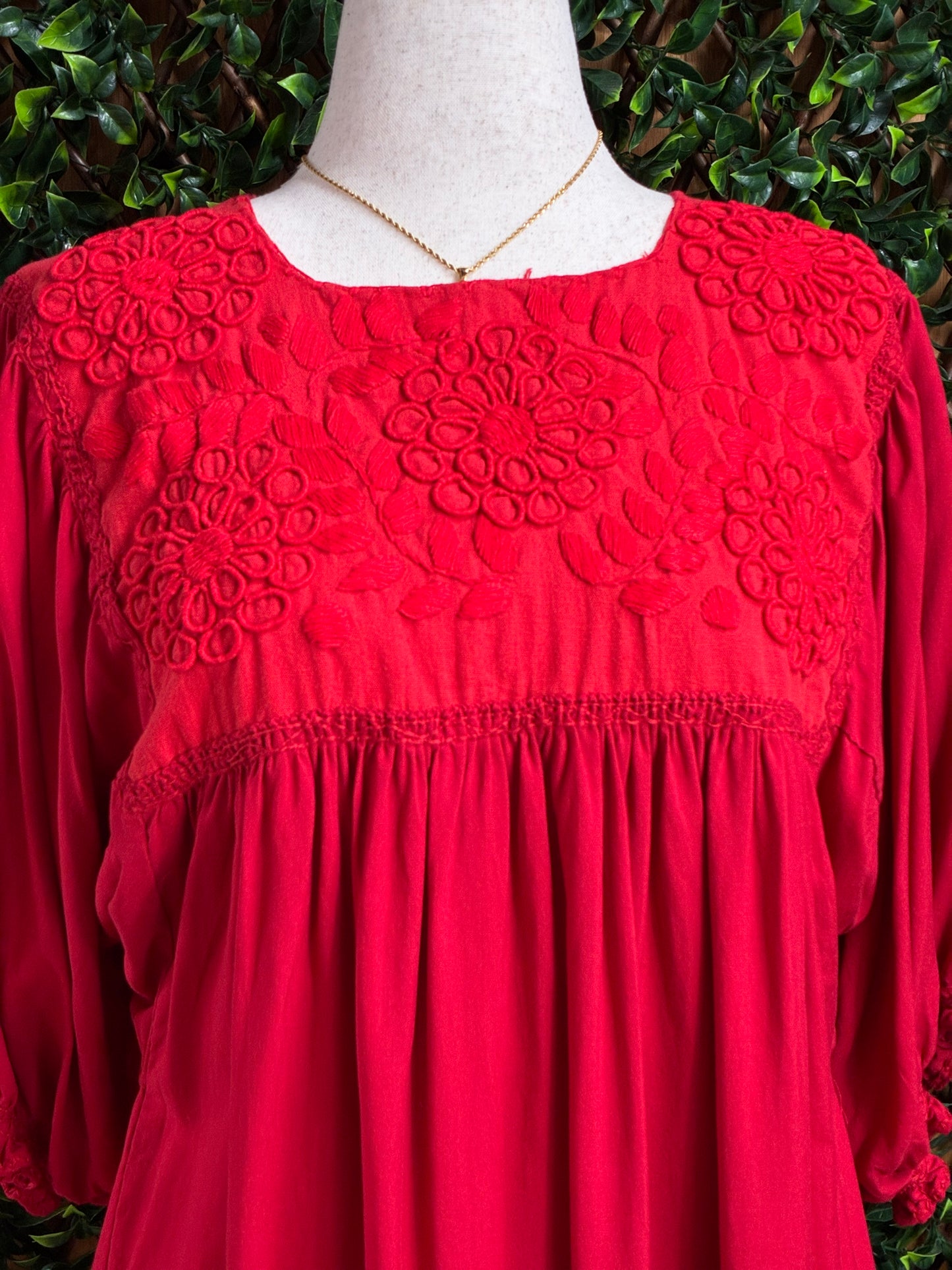 Blusa Artesanal con Bordado Rococó - Roja Manga Globo 3/4