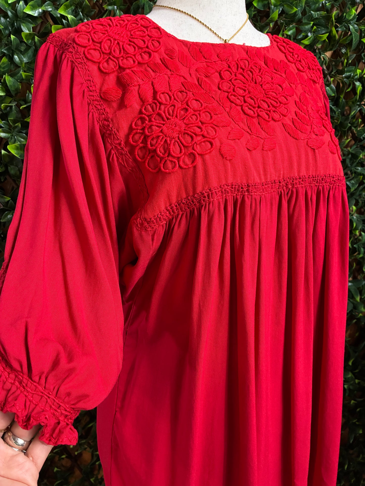 Blusa Artesanal con Bordado Rococó - Roja Manga Globo 3/4