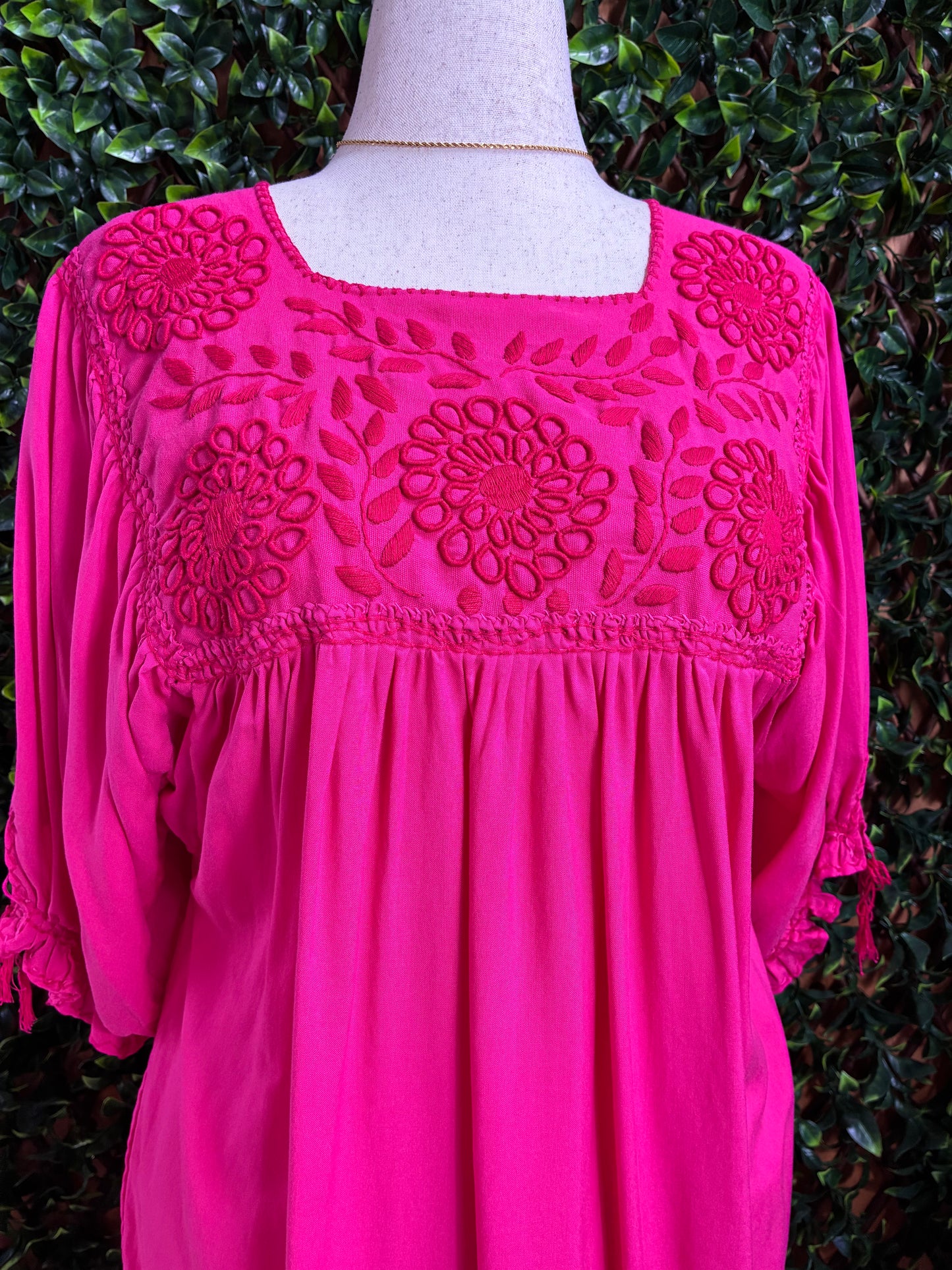 Blusón Artesanal con Bordado Rococó - Fucsia Manga Globo 3/4
