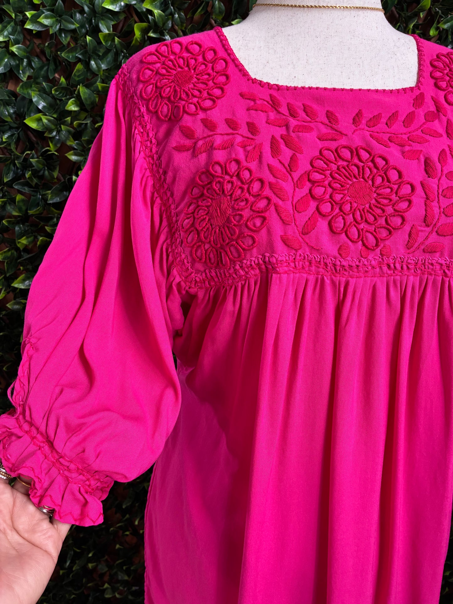 Blusón Artesanal con Bordado Rococó - Fucsia Manga Globo 3/4
