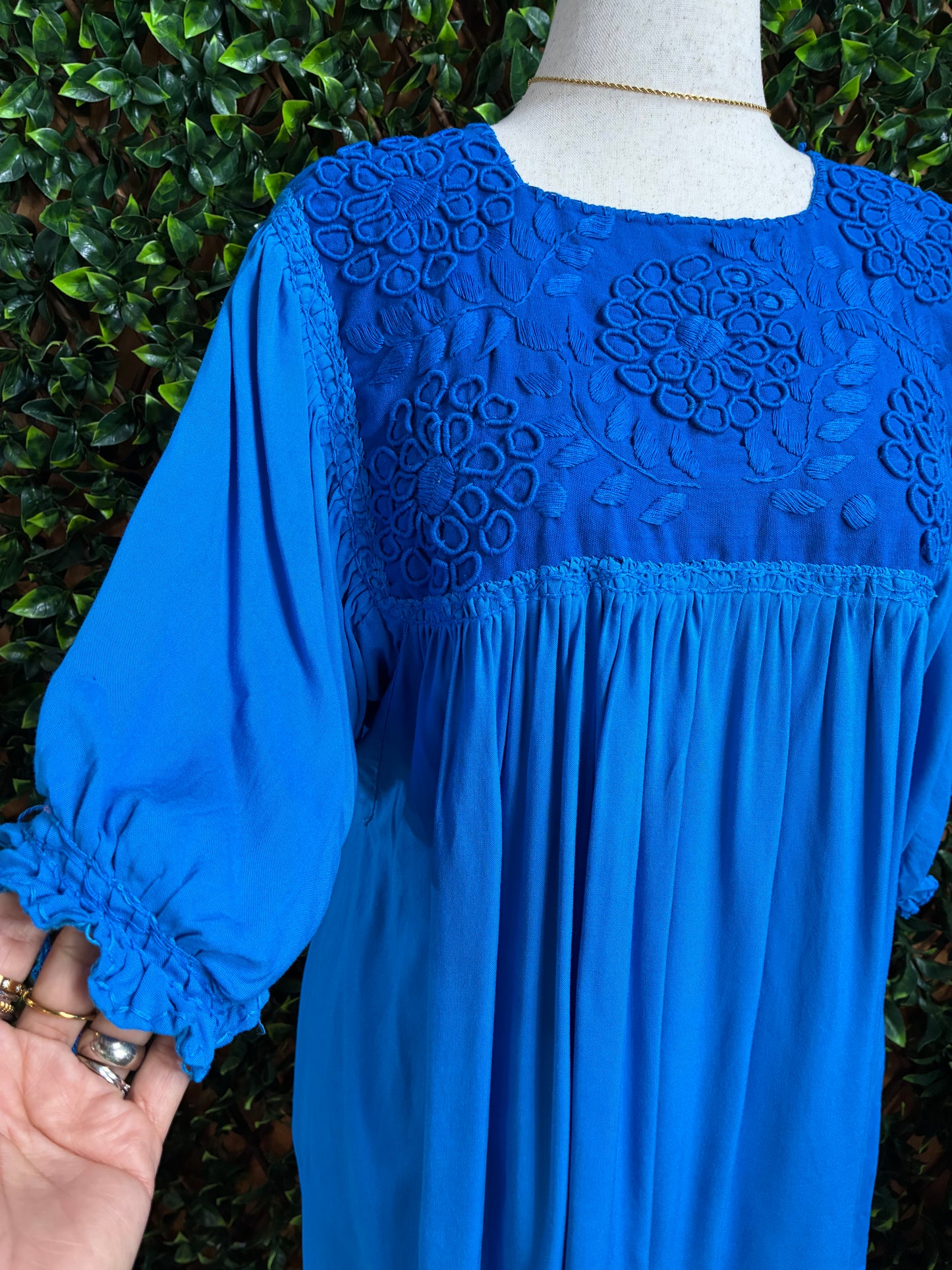 Blusa Artesanal con Bordado Rococó - Azul Manga Globo 3/4