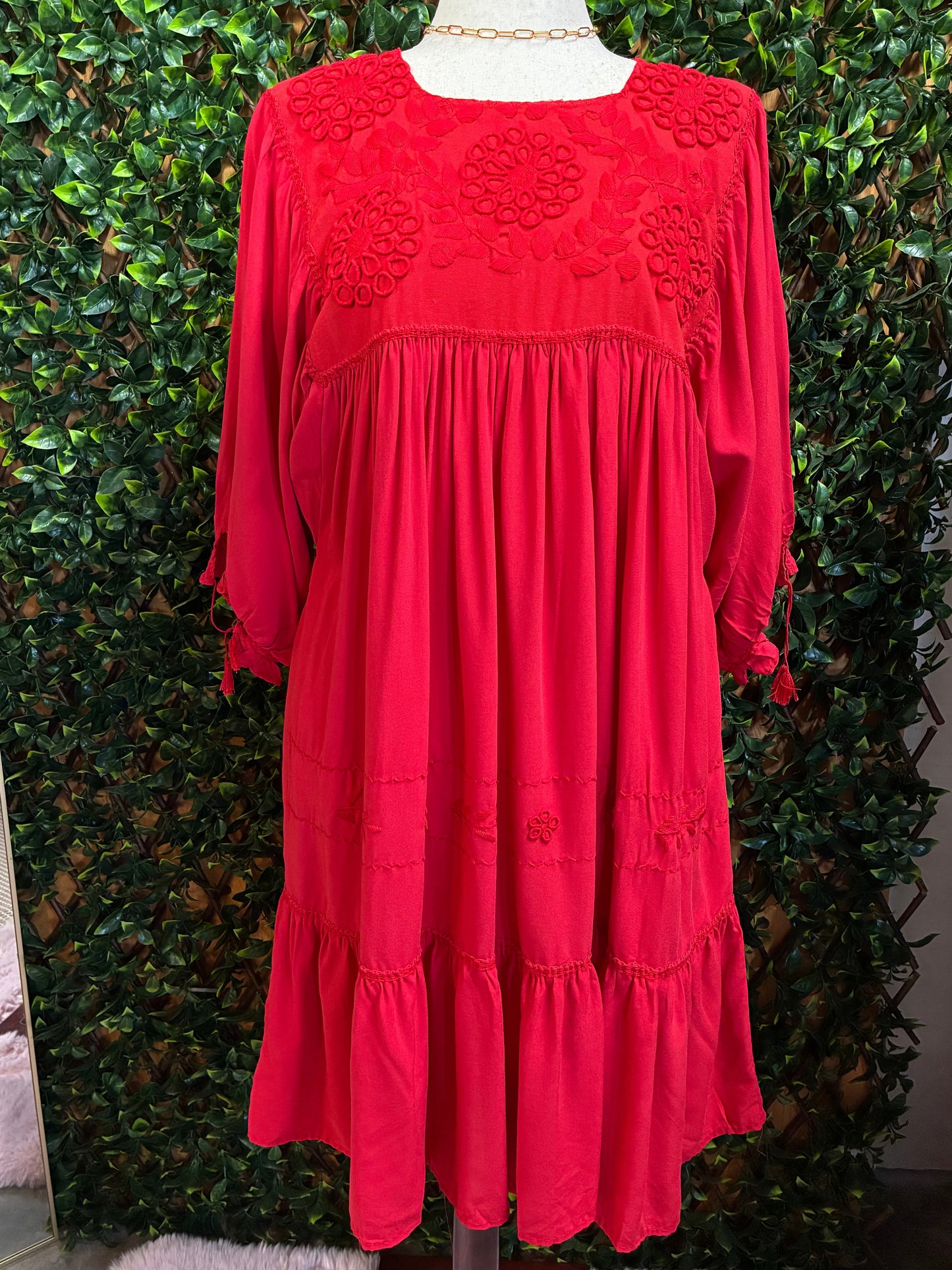 Vestido Bordado Rococó Monocromático Manga Globo 3/4