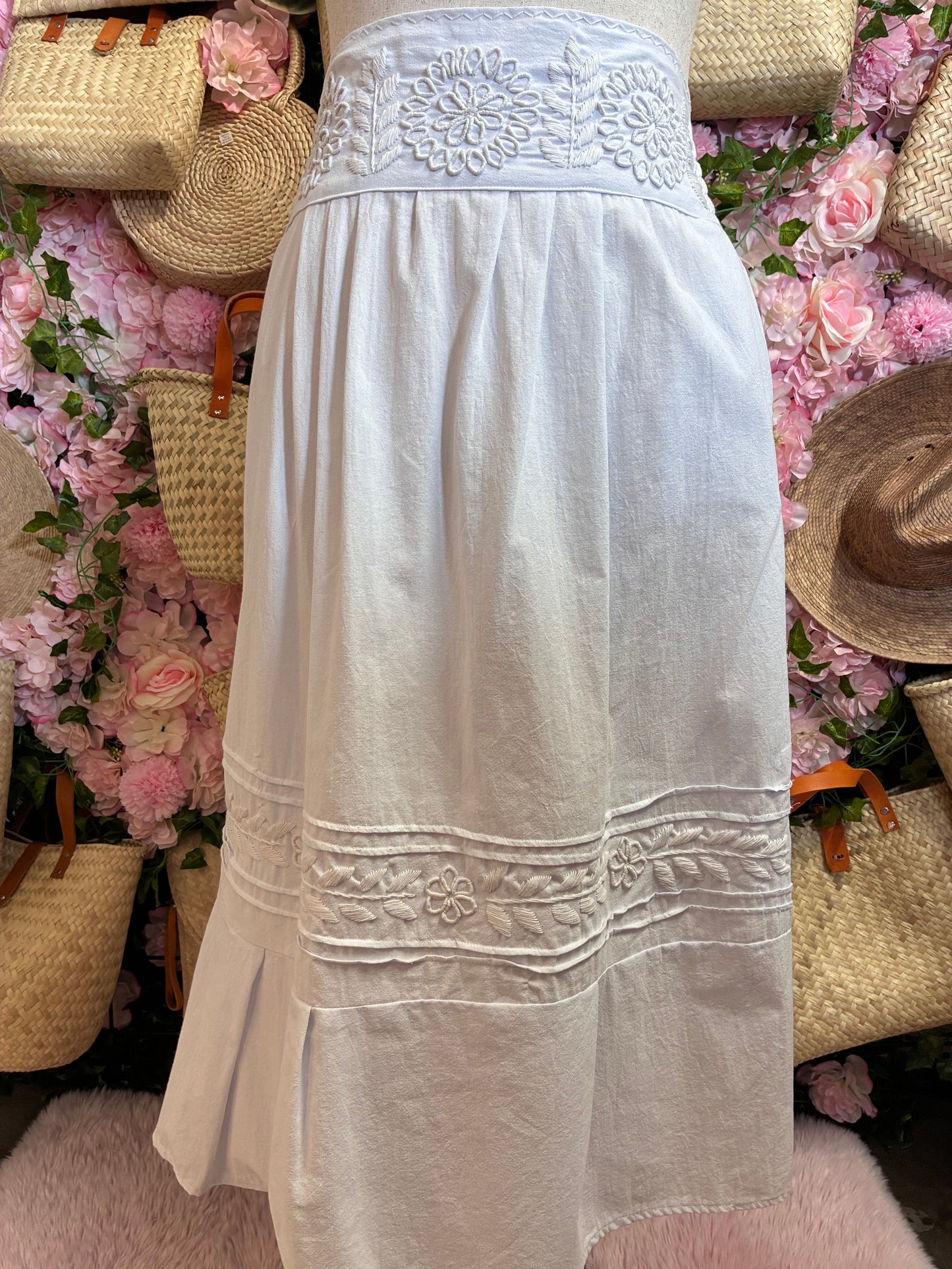 Falda Rococo manta corrugada vino con bordado floral