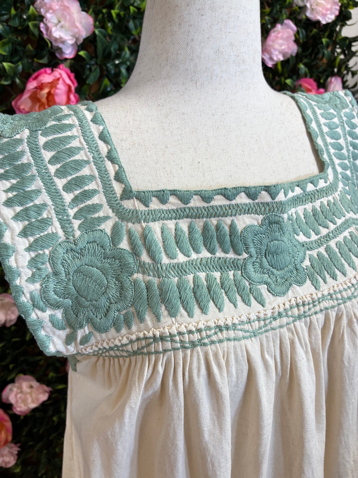 Vestido bordado rococó fino en manta