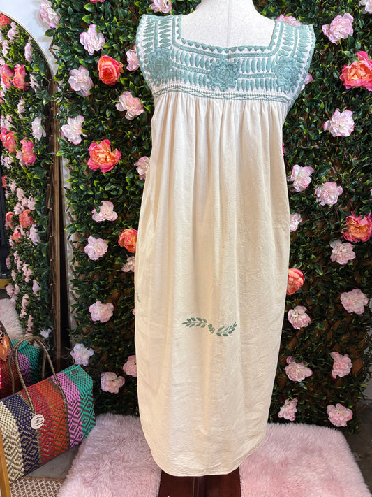 Vestido bordado rococó fino en manta