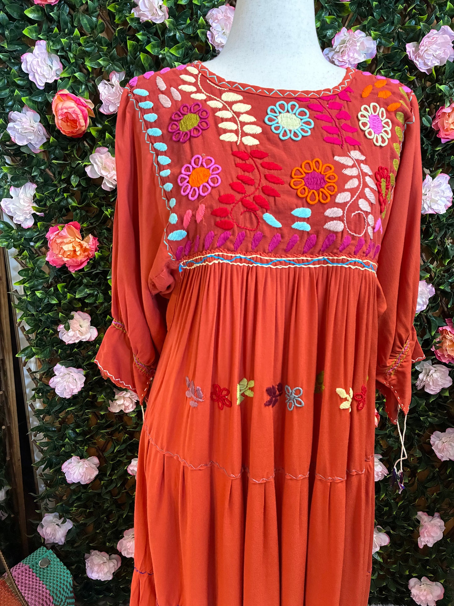Vestido Bordado Rococo Manga 3/4