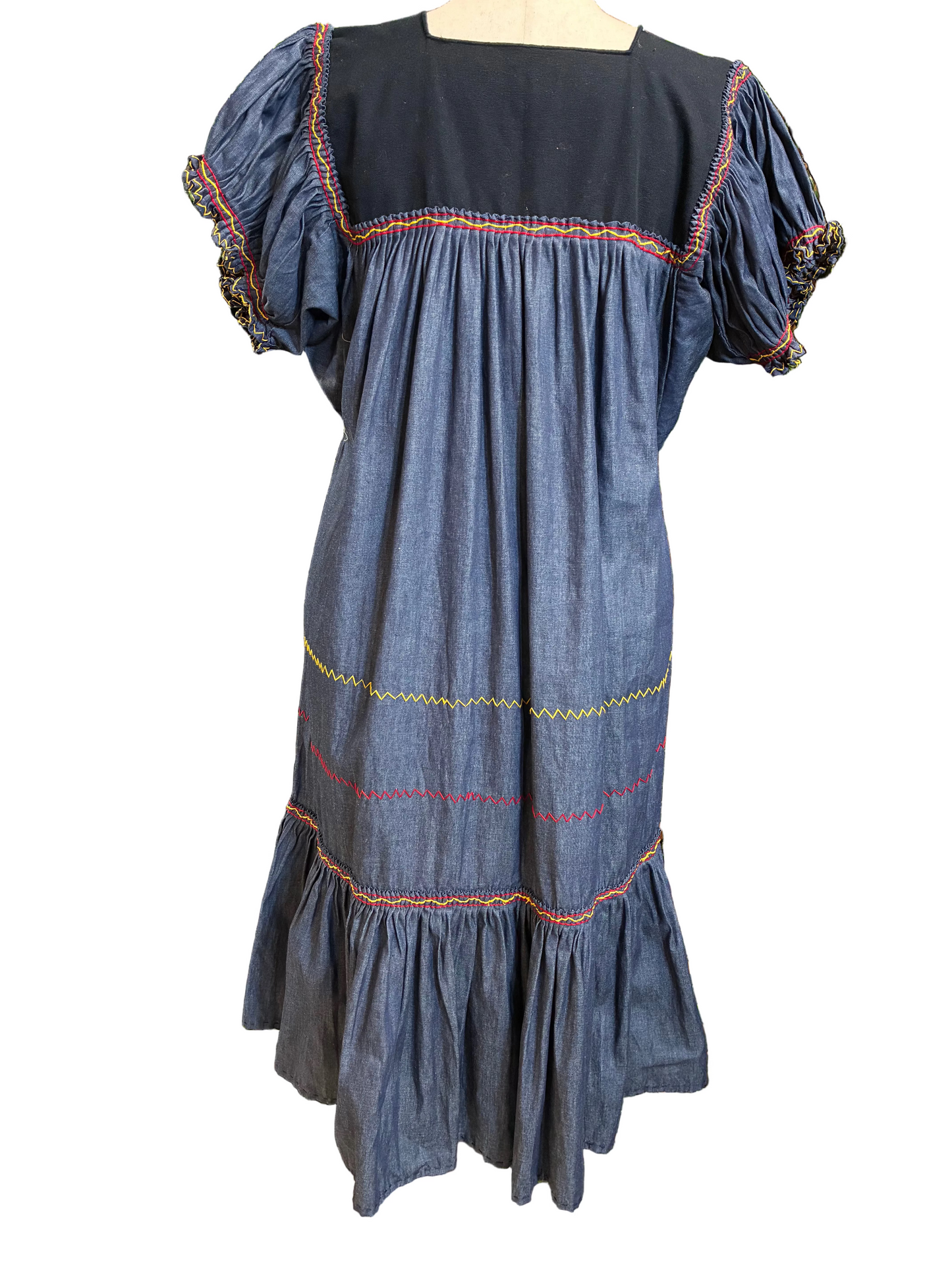 Vestido de Mezclilla con Bordado Rococo