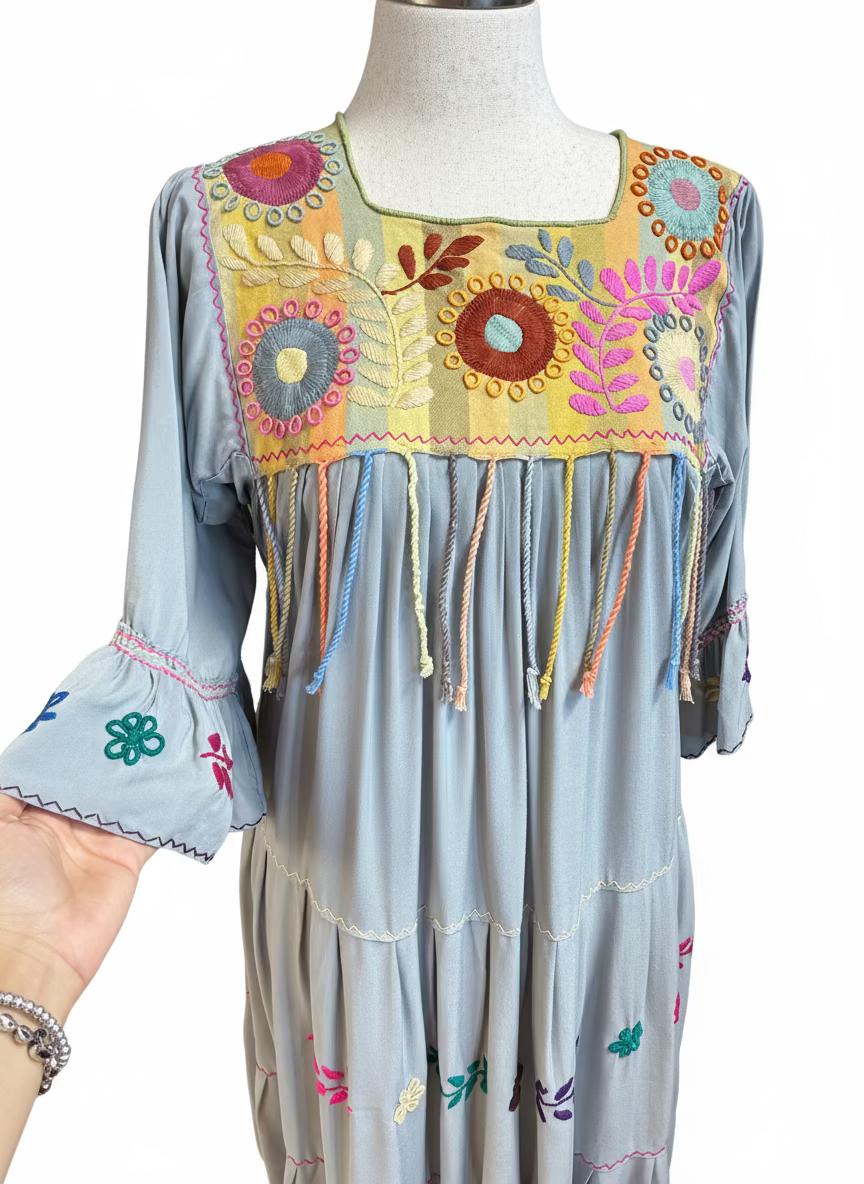 Vestido Bordado Rococo sobre Telar - Manga Campana 3/4