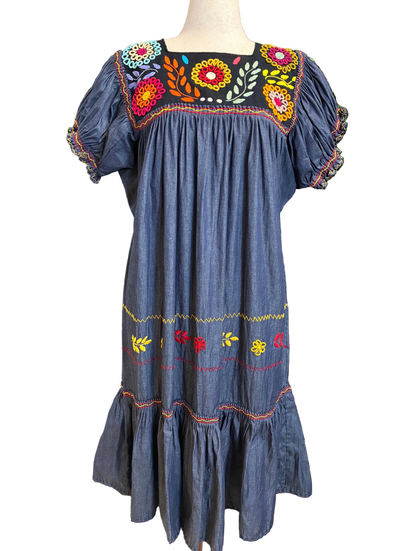 Vestido de Mezclilla con Bordado Rococo