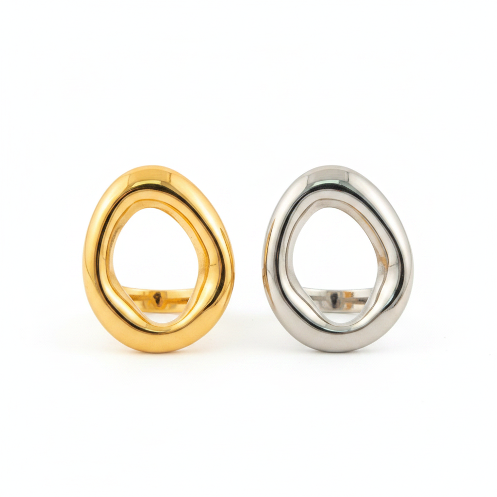 Anillo dorado y plateado sobre fondo blanco
