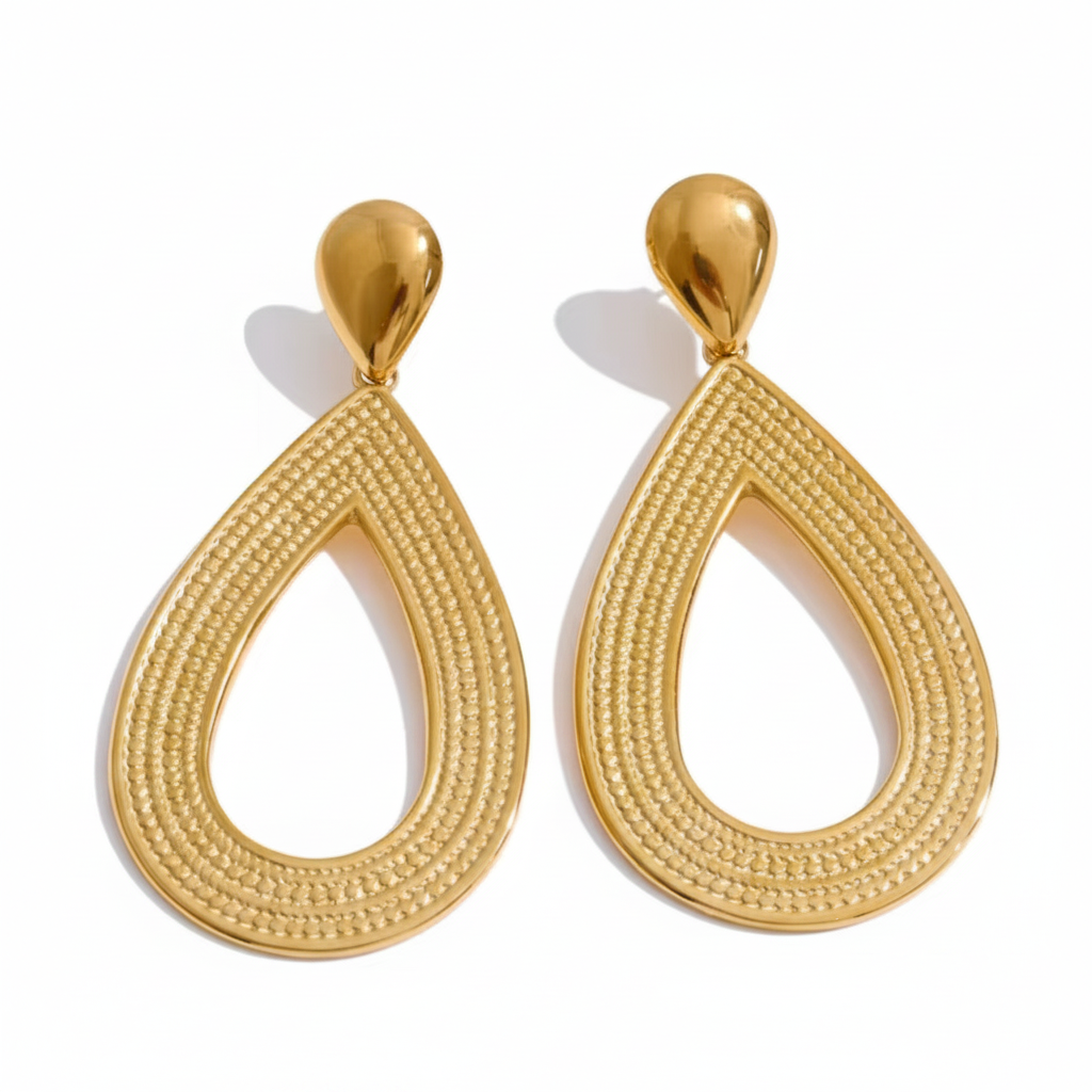 Aretes Gota Dorada Fondo Blanco