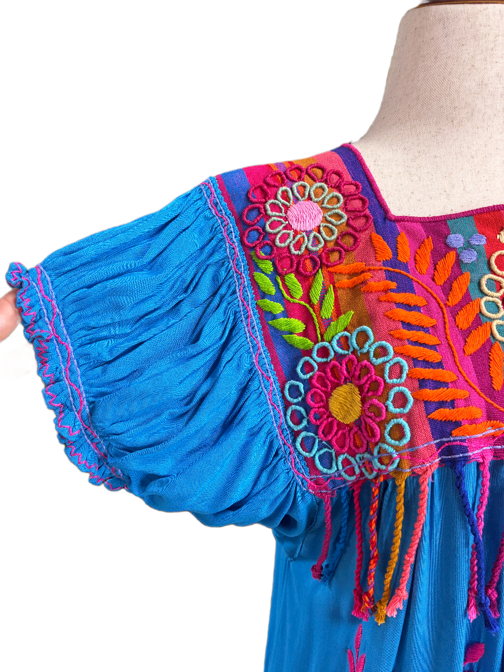 Vestido Bordado Rococo manga globo corta