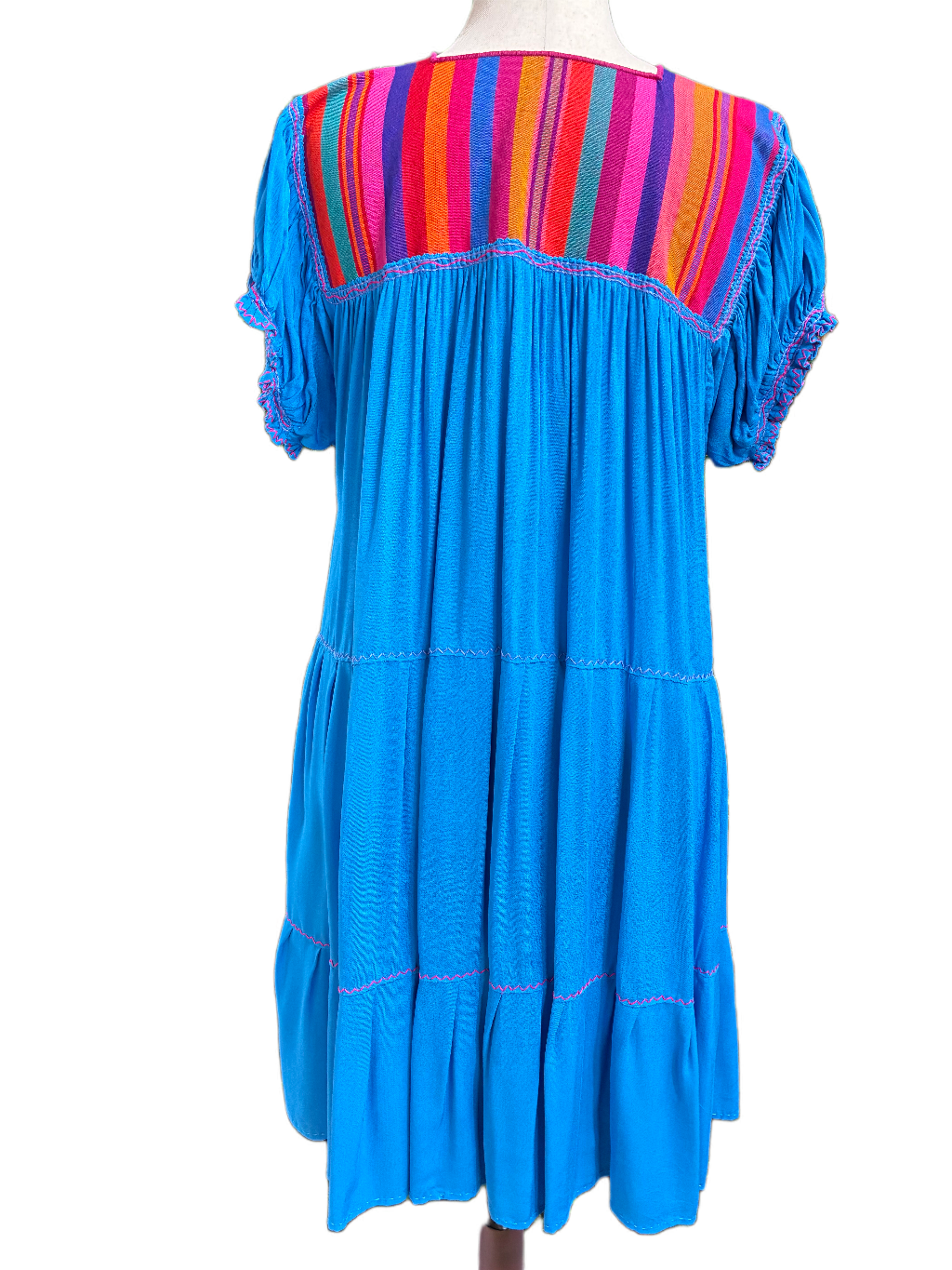 Vestido Bordado Rococo manga globo corta