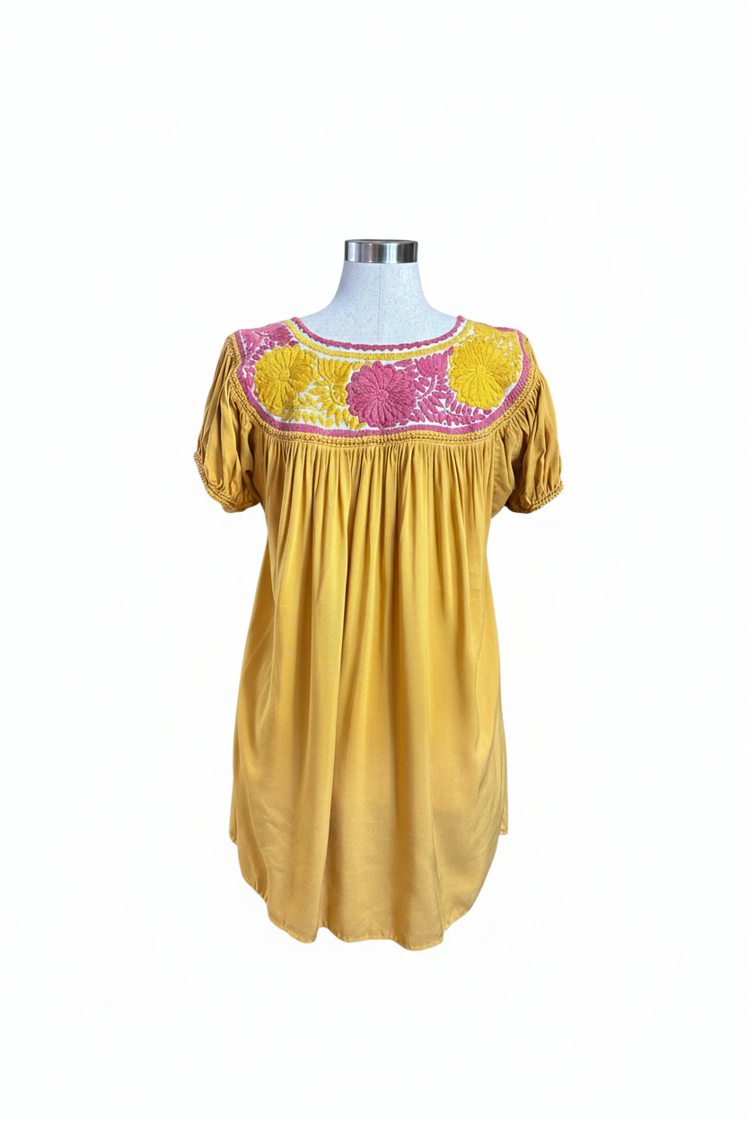 Blusa amarilla con fondo blanco