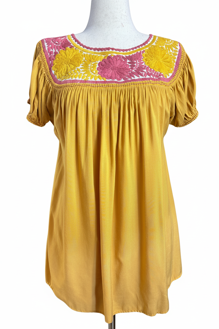 Blusa amarilla fondo blanco