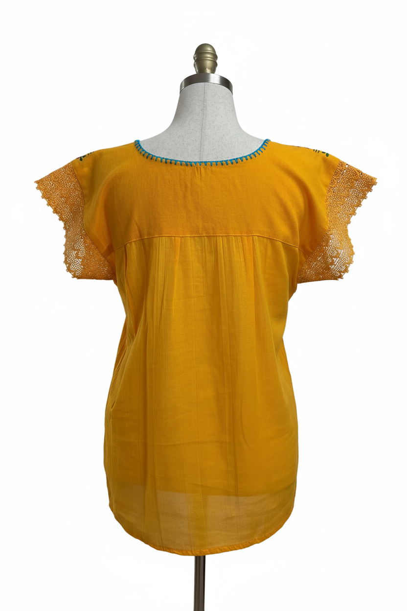 Blusa amarilla vista posterior con fondo blanco