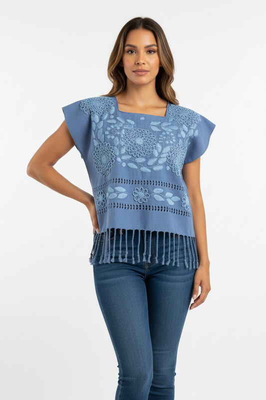 Blusa artesanal azul claro bordada en modelo