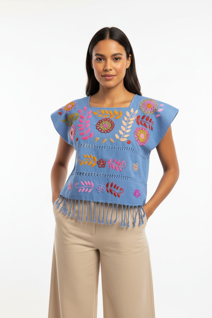 Blusa artesanal bordada en modelo con pantalón de pierna ancha