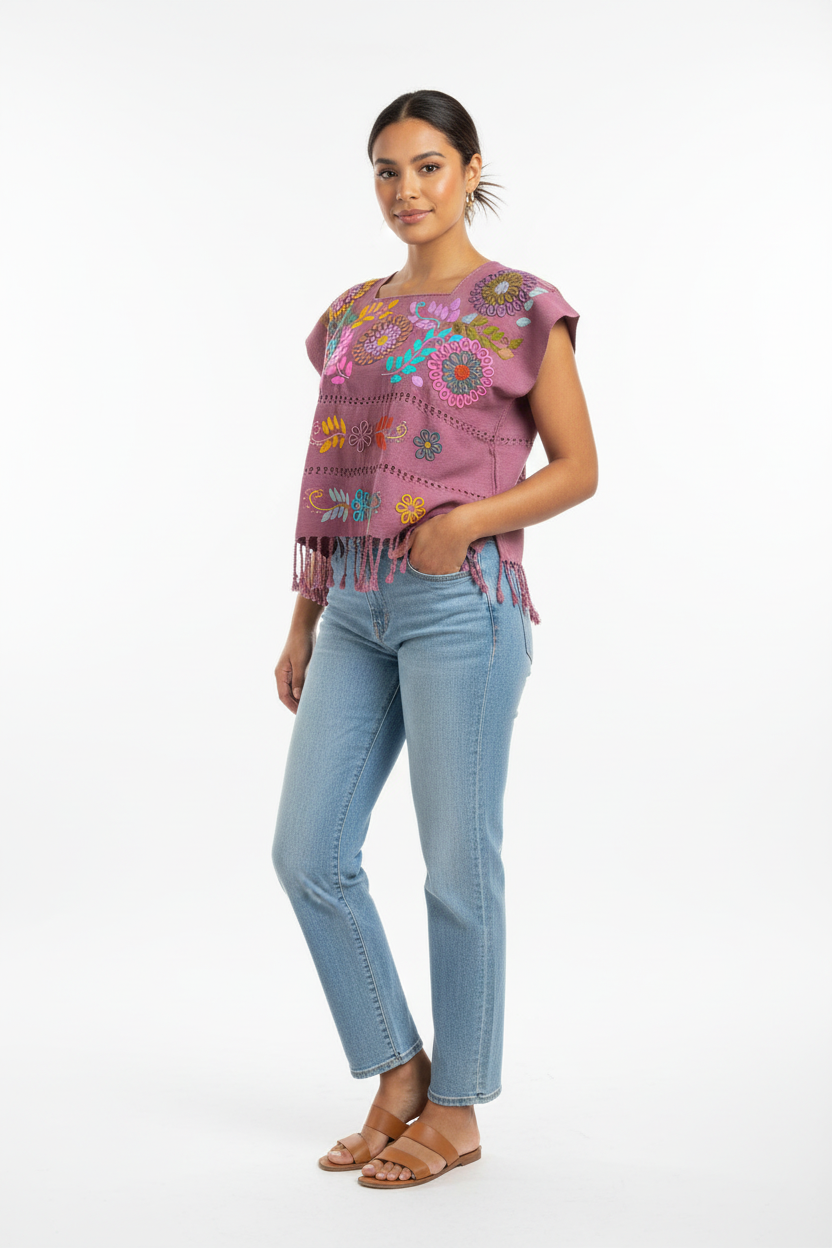 Blusa artesanal mauve bordada en modelo