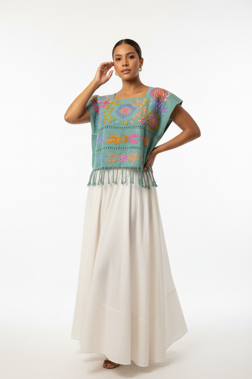 Blusa artesanal menta bordada en modelo con falda