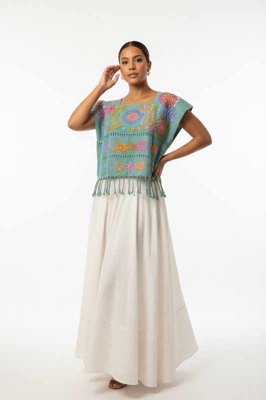 Blusa artesanal menta bordada en modelo con falda
