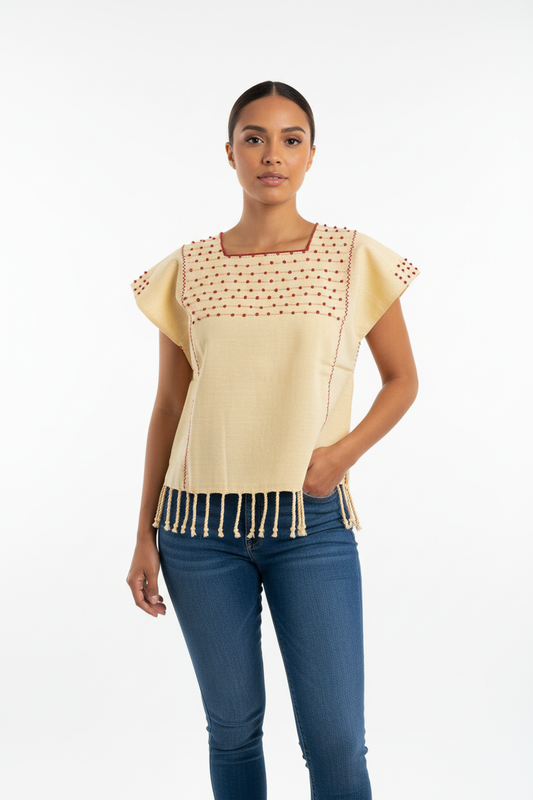 Blusa artesanal nudito amarillo claro en modelo