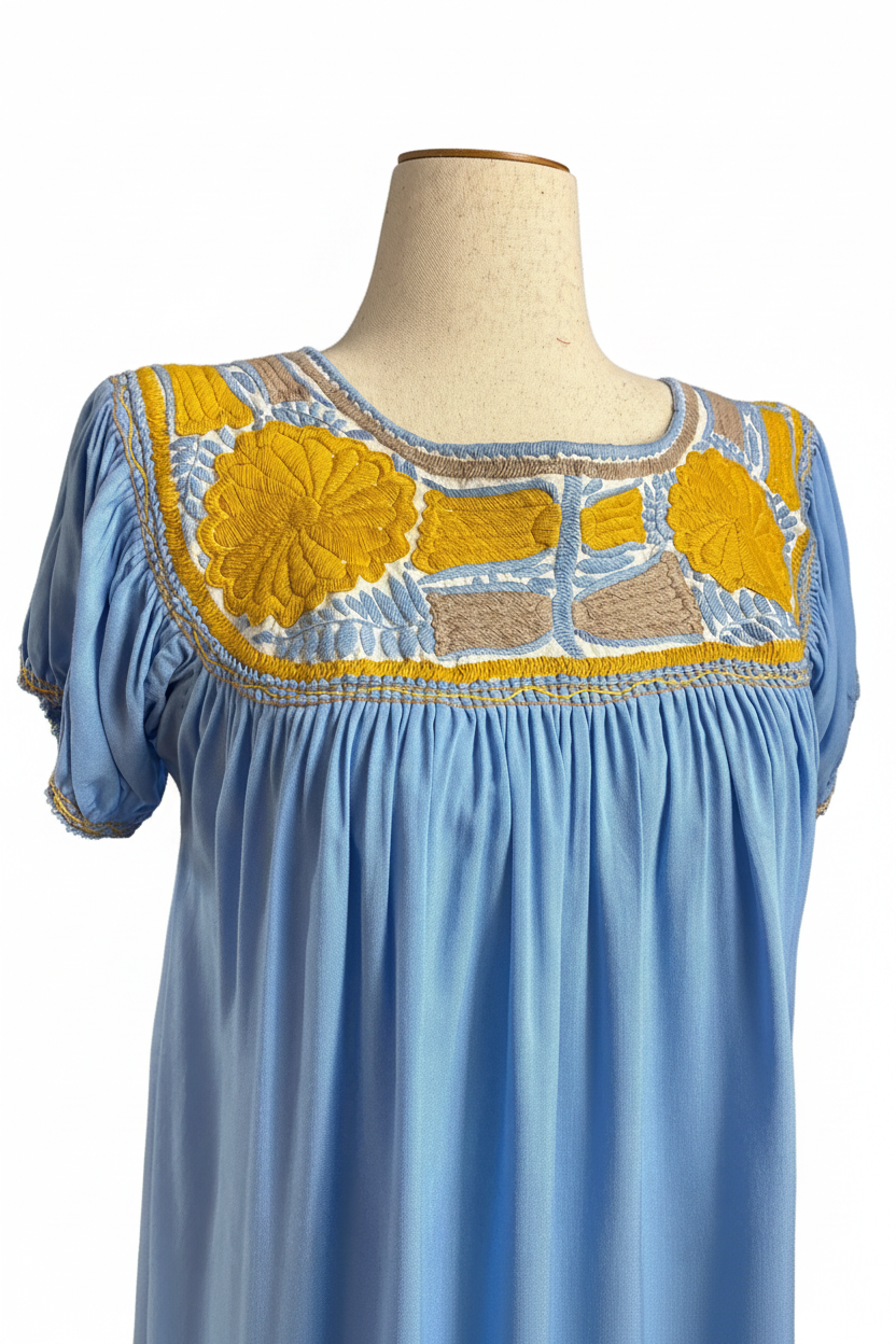 Blusa azul bordado amarillo fondo blanco