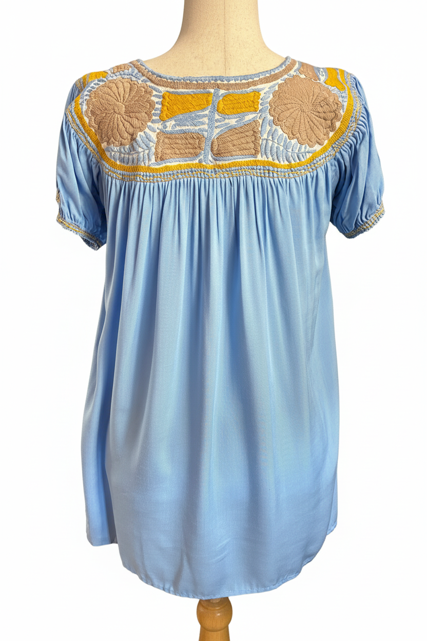 Blusa azul cielo con fondo blanco