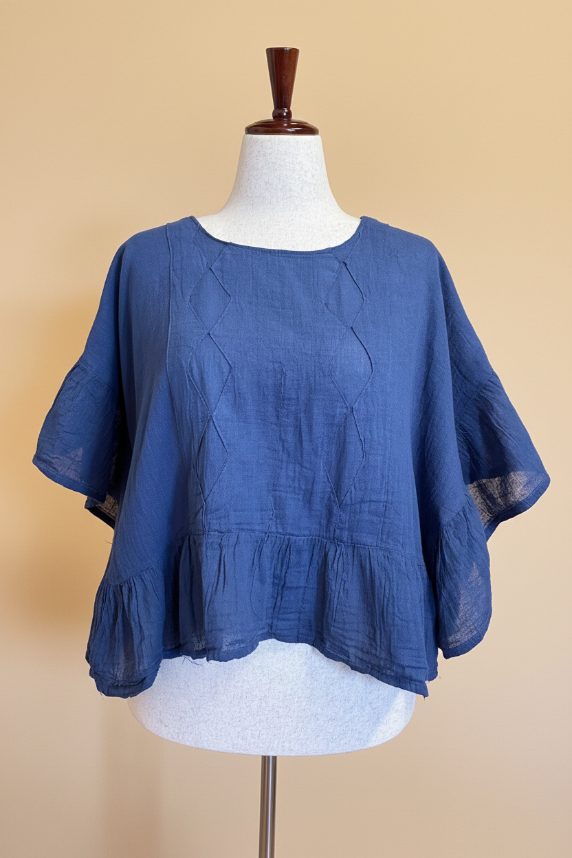 Blusa azul marino frente fondo beige