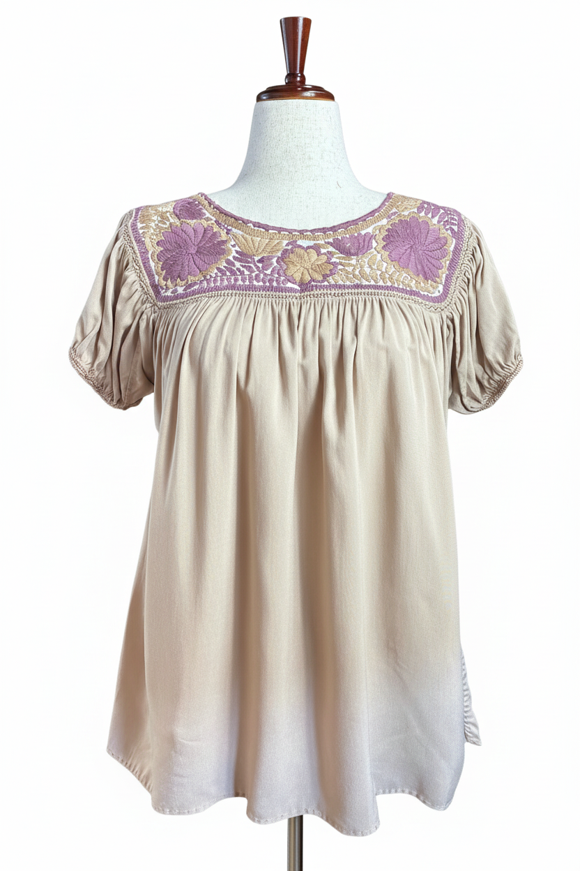 Blusa beige con fondo blanco