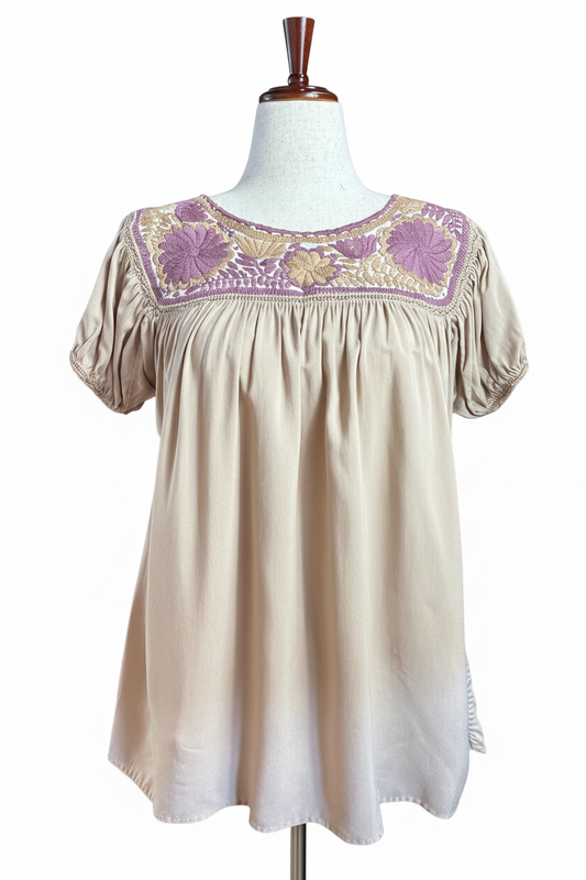 Blusa beige con fondo blanco