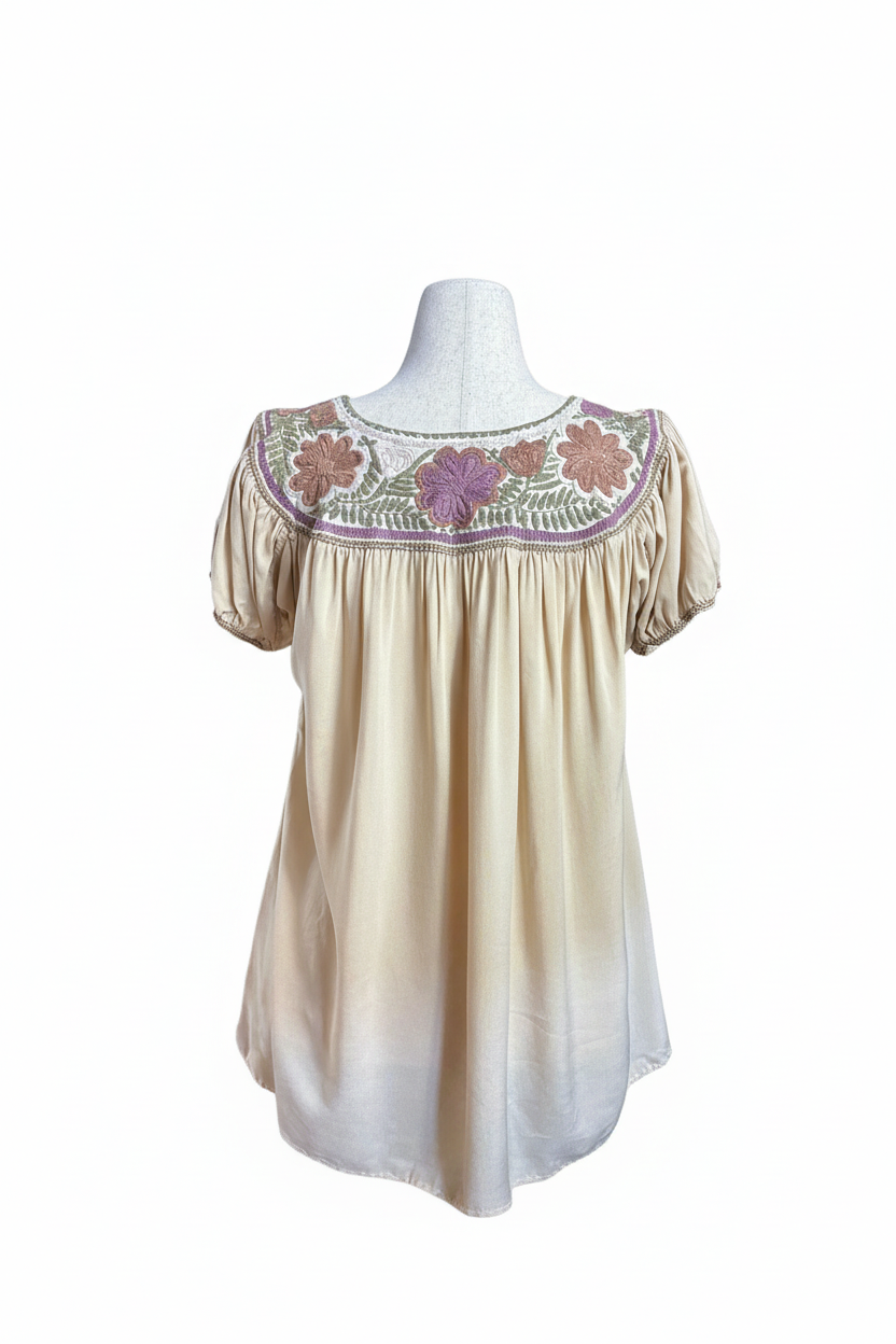 Blusa beige con fondo blanco