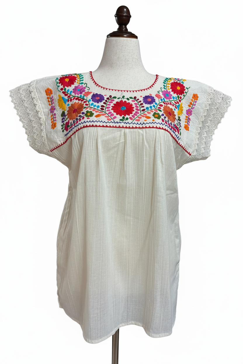 Blusa blanca bordada con fondo blanco