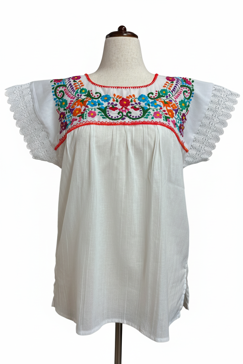 Blusa blanca con encaje y fondo blanco