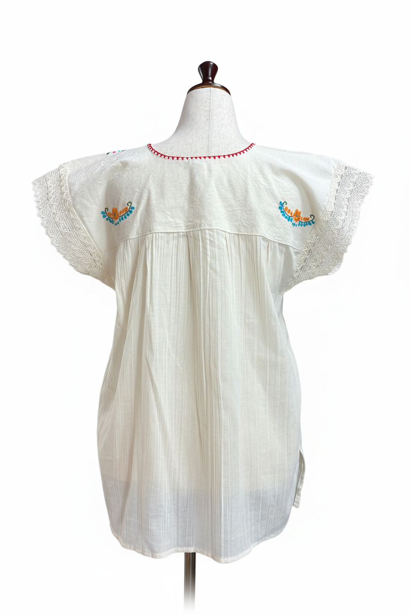 Blusa blanca vista posterior con fondo blanco