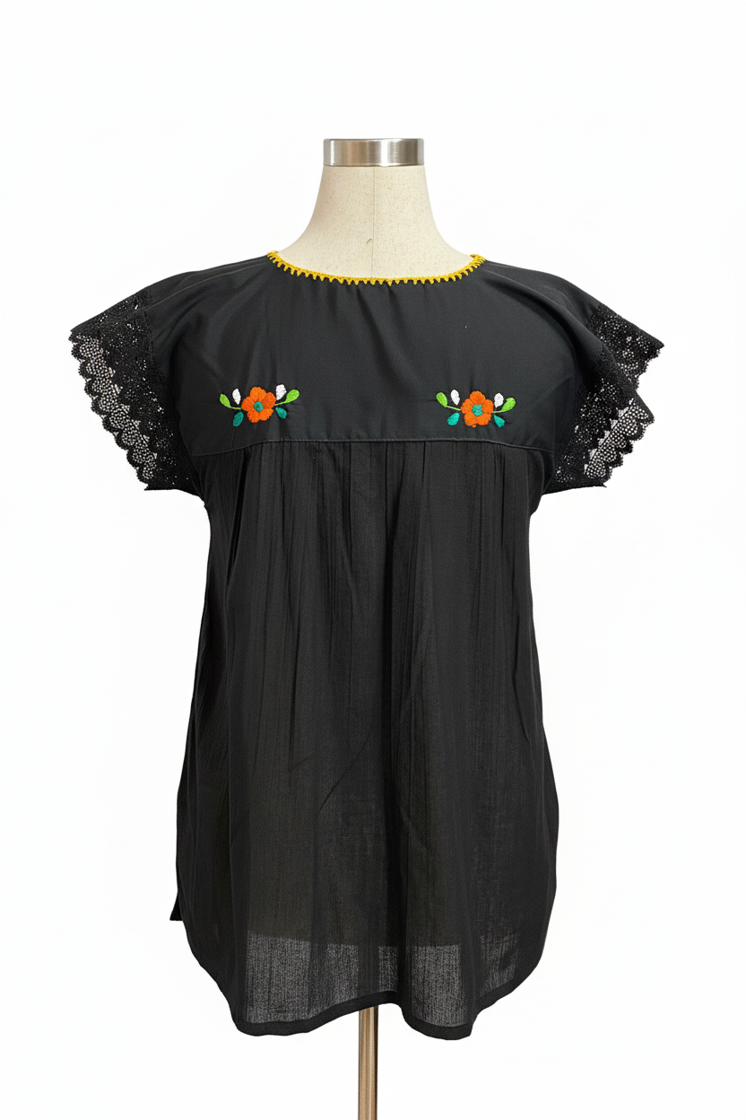 Blusa bordada vista posterior con fondo blanco