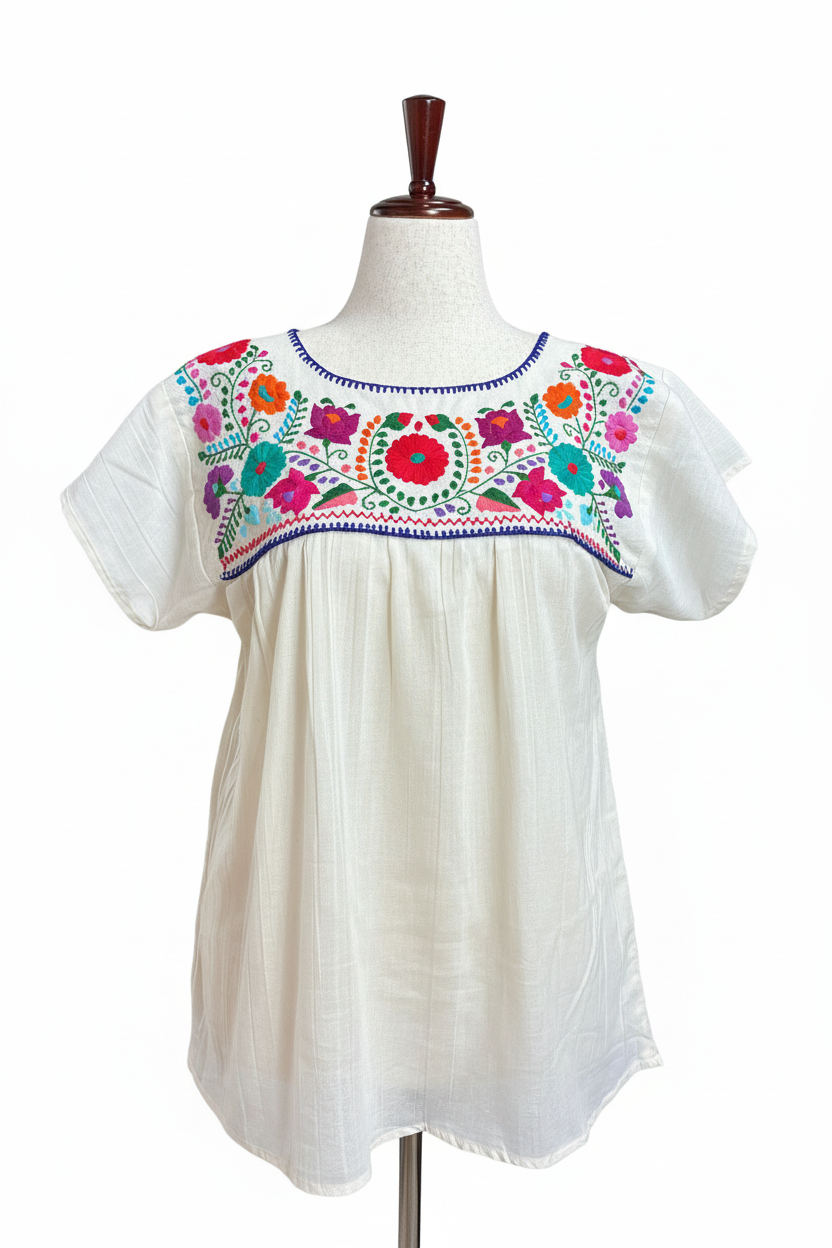 Blusa Chanel blanca con fondo blanco