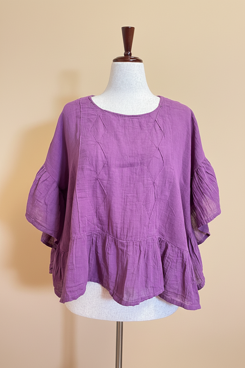 Blusa morada frente fondo beige